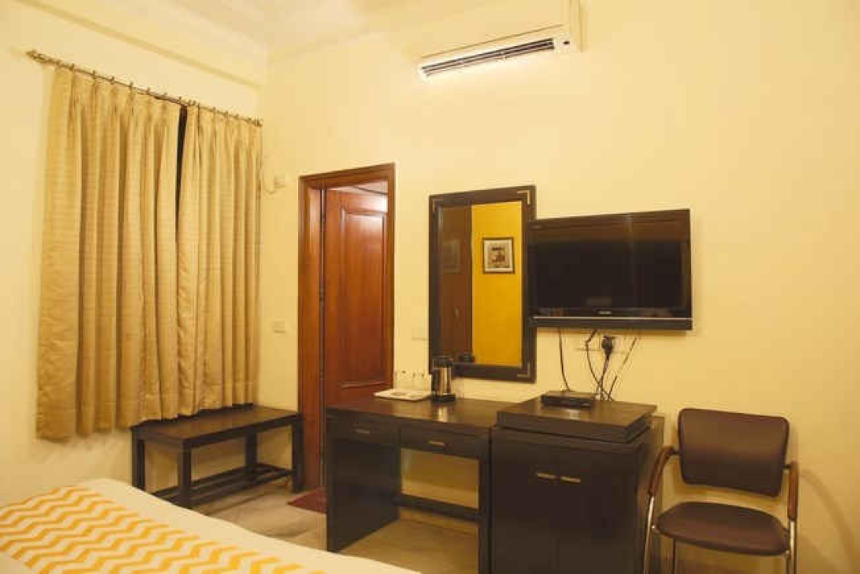 Capital O 12075 Hotel Regalia Retreat New Delhi Extérieur photo