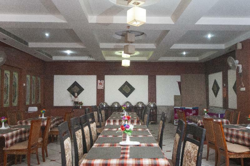 Capital O 12075 Hotel Regalia Retreat New Delhi Extérieur photo
