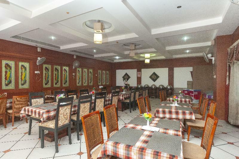 Capital O 12075 Hotel Regalia Retreat New Delhi Extérieur photo